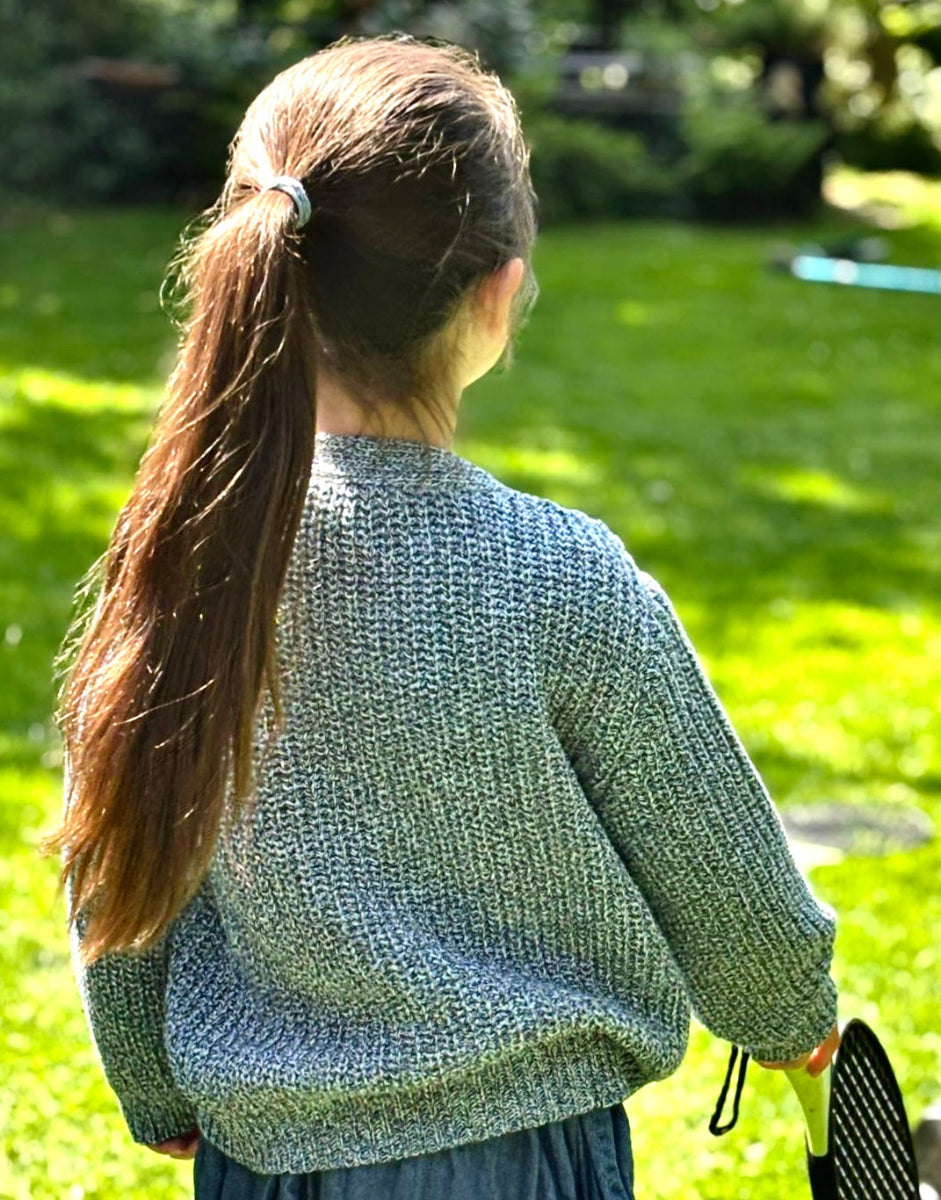 Kind trägt LOKI Cardigan Mouline Design - nachhaltige Kindermode Himmelsfaden