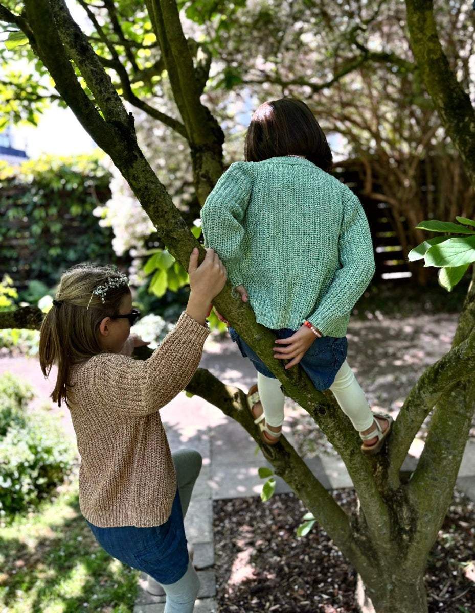 Kinder in LOKI Cardigan entspannt - gemütliche Kinderkleidung Alltag