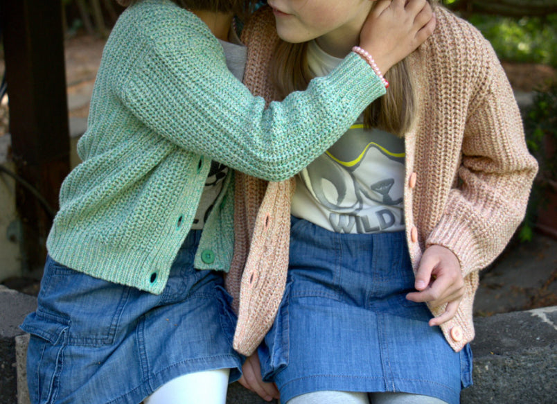 LOKI Cardigan Detailansicht - hochwertige Strickqualität Kinderkleidung