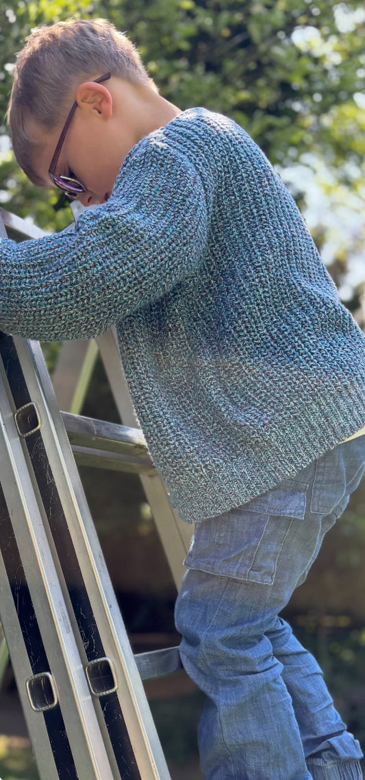 LOU Cargo Jeans beim Leiterklettern - perfekte Passform für aktive Kinder Himmelsfaden