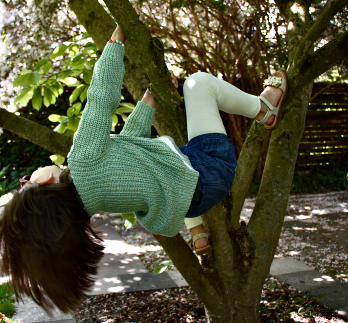 Kind trägt LOUCA Rock beim Klettern - langlebige Kindermode perfekte Passform