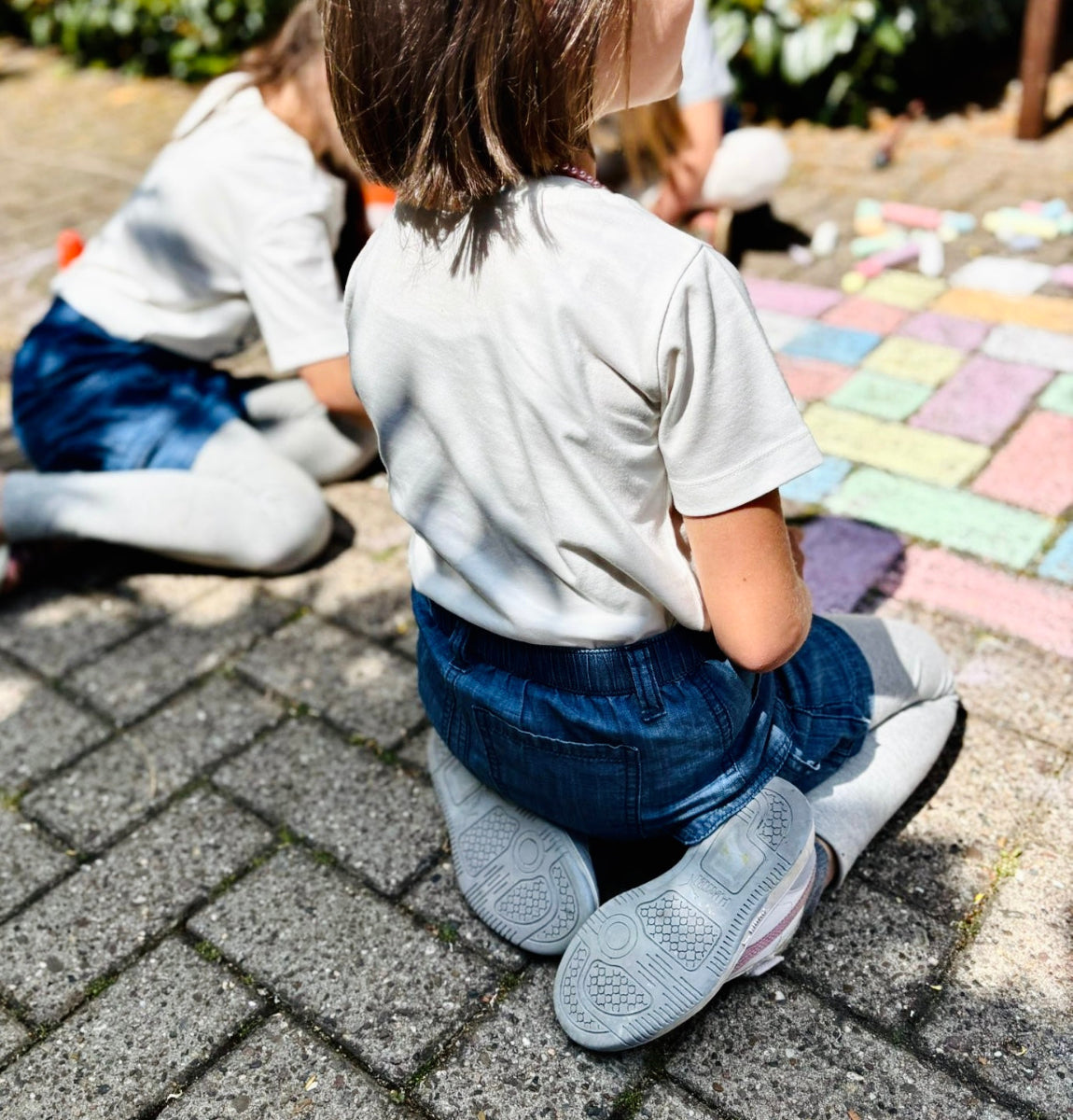 Kind in LOUCA Rock beim Kreidemalen - alltagstaugliche Kindermode Himmelsfaden