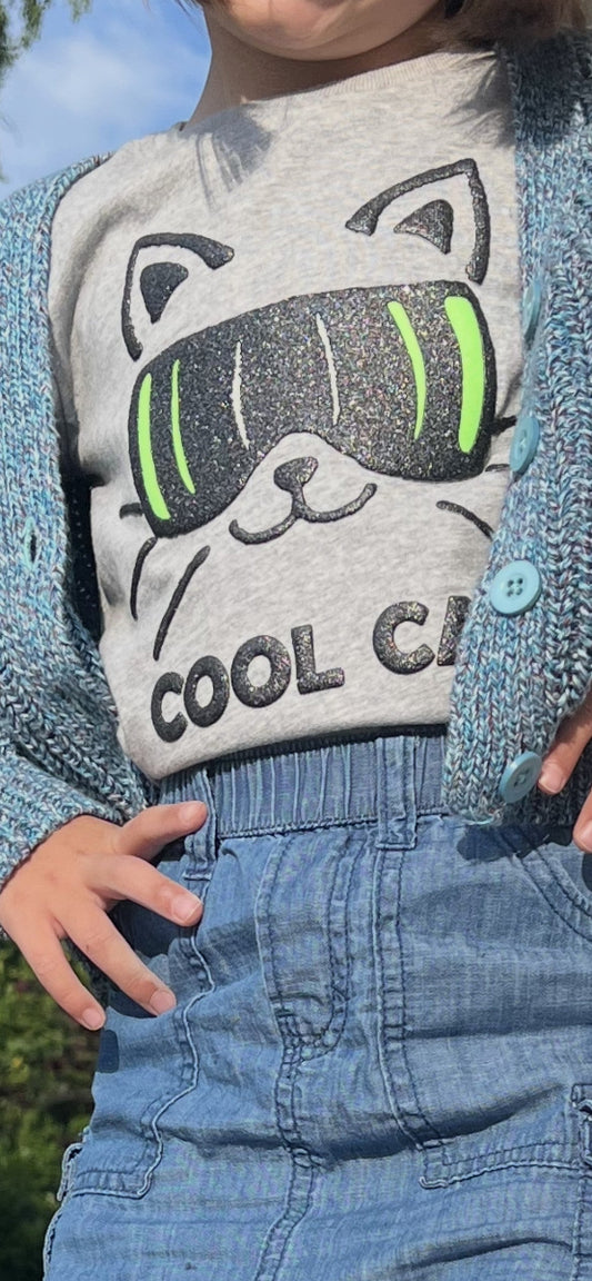 LUNI T-Shirt graumelange Cool Cat Print Nahaufnahme - 3D Glitzer-Druck Detail nachhaltige Kindermode