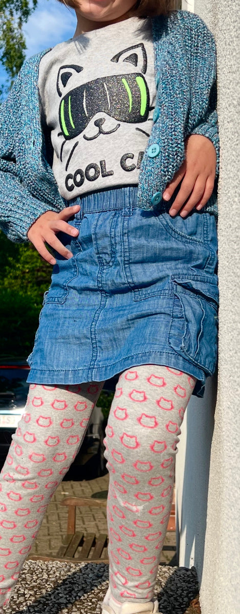 Kind trägt LOUCA Denim Cargo Rock mit LUNI T-Shirt Cool Cats Print - lässige Kindermode Kombination