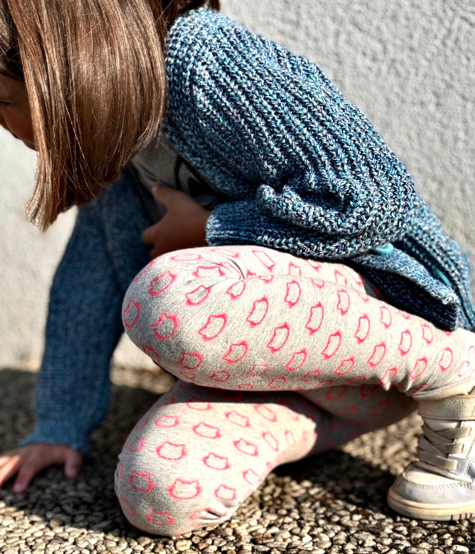 Kind trägt LANI Leggings mit Katzen Neon Print - nachhaltige Kindermode Himmelsfaden