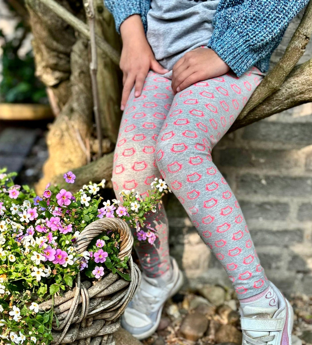 Kind in LANI Leggings beim Spielen mit Blumen - bewegungsfreundliche Kindermode