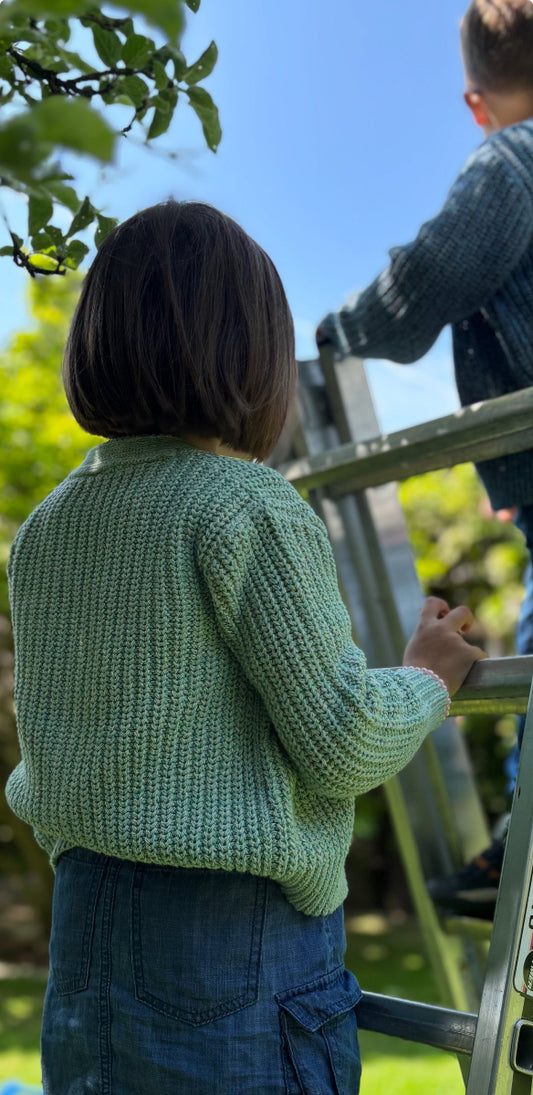 Kind trägt LOKI Cardigan mint beim Leiterklettern - bewegungsfreundliche Kindermode