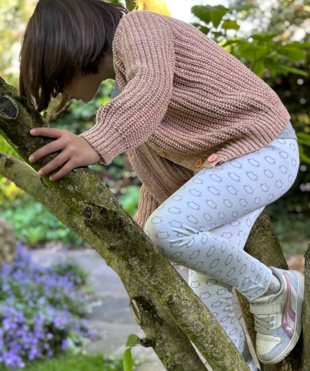 Kind trägt LANI Leggings am Baum - strapazierfähige Kindermode Outdoor