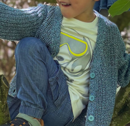 Kind trägt LUNI T-Shirt weiß mit 3D Glitzer-Druck Neon Dog - lässiger unisex Look nachhaltige Kindermode