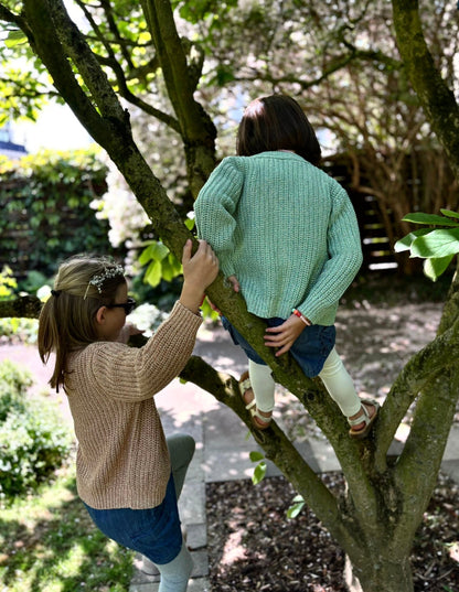 Kinder in LOKI Cardigan entspannt - gemütliche Kinderkleidung Alltag