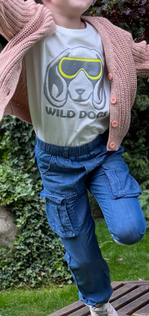 Kind trägt LOU Cargo Jeans mit LUNI T-Shirt und LOKI Cardigan - komplettes Himmelsfaden Outfit