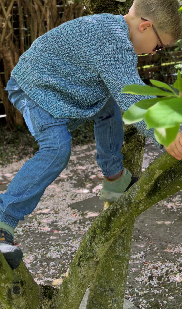 Kind in LOU Cargo Jeans beim Klettern - bewegungsfreundliche strapazierfähige Kindermode