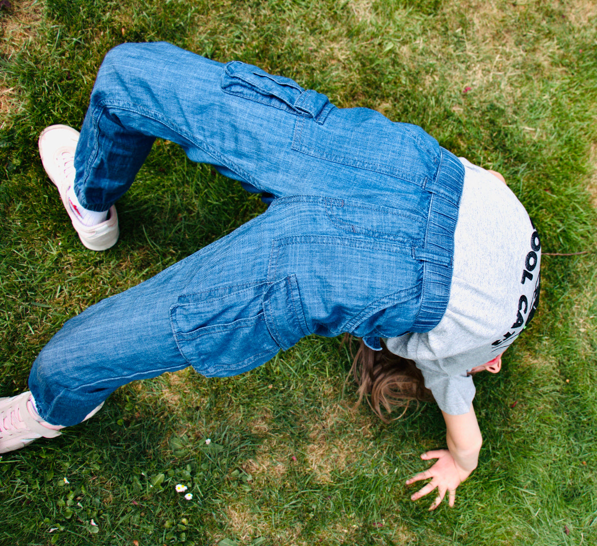 Kind in LOU Cargo Jeans beim Spielen - strapazierfähige Kindermode perfekte Passform