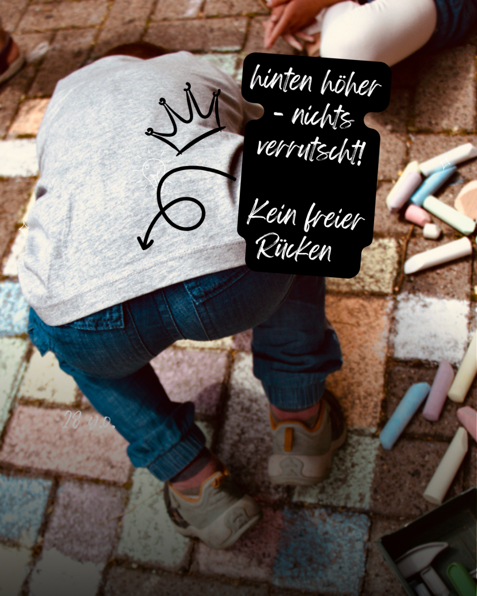 Kind trägt LOU Cargo Jeans - hinten höher geschnitten, kein freier Rücken beim Spielen