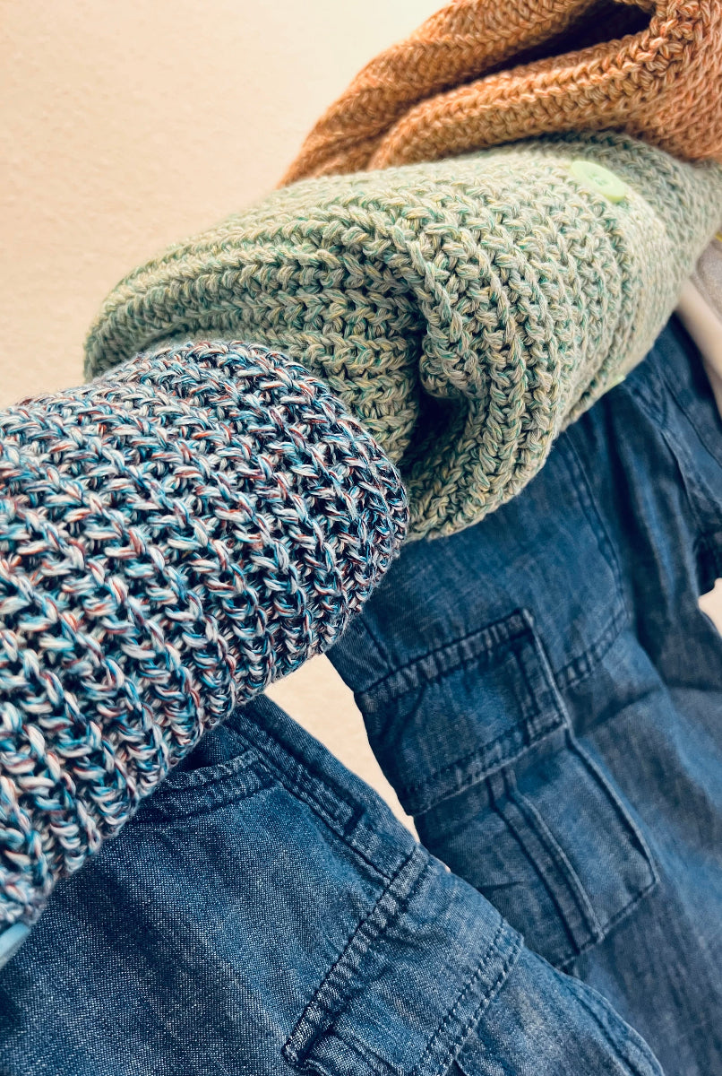 Himmelsfaden LOKI Cardigans in drei Farben - Mint, Aqua und Coralle mit LOU Cargo Jogger Jeans