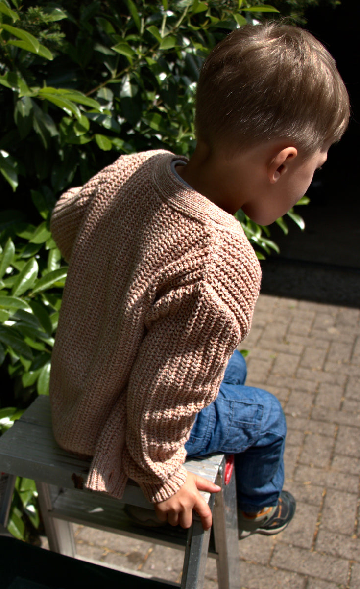 Kind trägt LOKI Cardigan beim Spielen - bewegungsfreundliche Kindermode