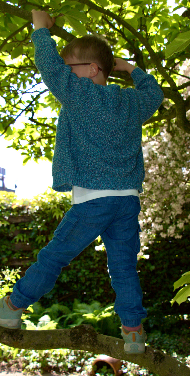 LOU Cargo Jeans am Baum - nachhaltige Kinderkleidung für große schmale Kinder