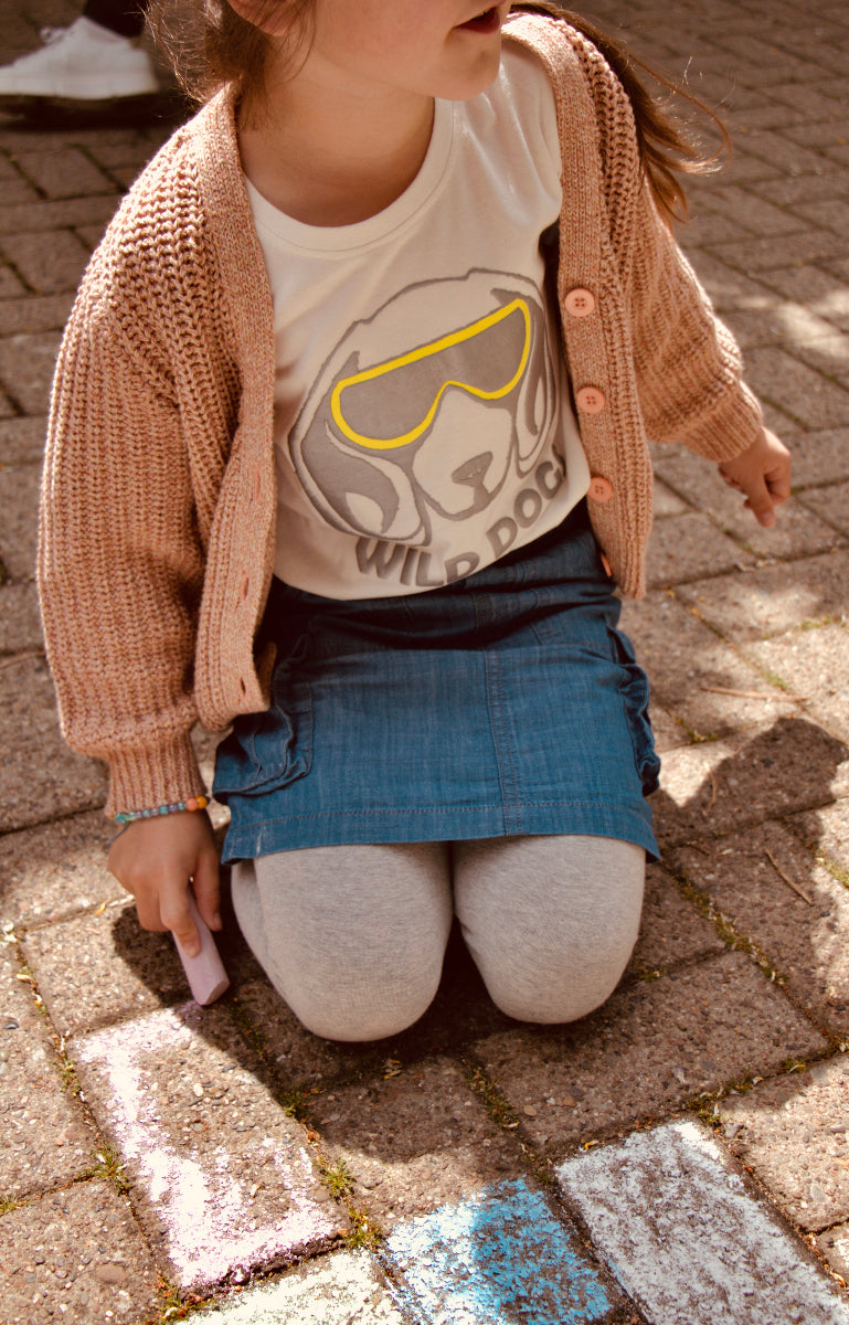 Kind trägt Cardigan LOKI in coralle - vielseitig kombinierbar - Unisex