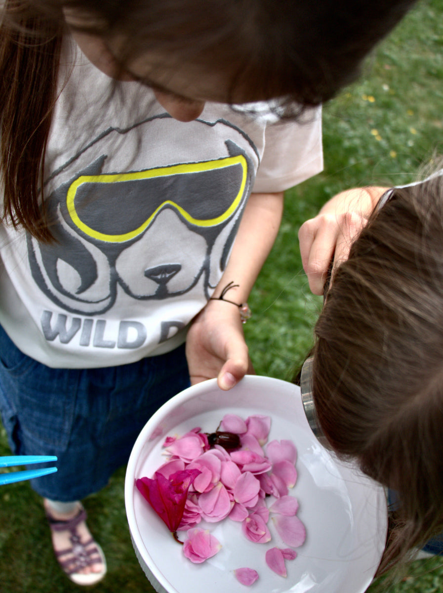 Kind trägt LUNI T-Shirt mit 3D Glitzer-Druck beim Spielen im Freien - nachhaltige Kindermode Himmelsfaden