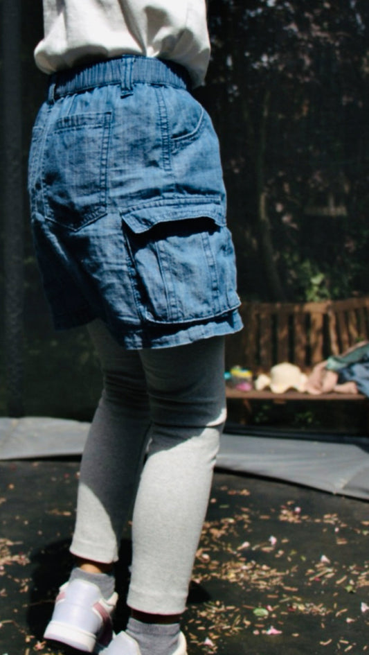 Kind trägt LOUCA Cargo Denim Rock - nachhaltige Kindermode Himmelsfaden