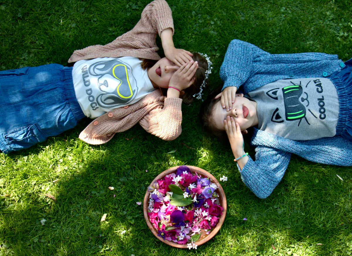 Kind in LUNI T-Shirt und Cardigan - Unisex Farben