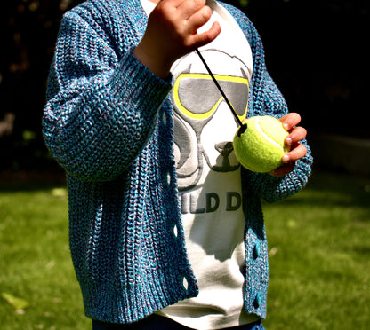 Kind trägt LUNI T-Shirt beim Spielen - Print Hund - langlebige Kinderkleidung Himmelsfaden