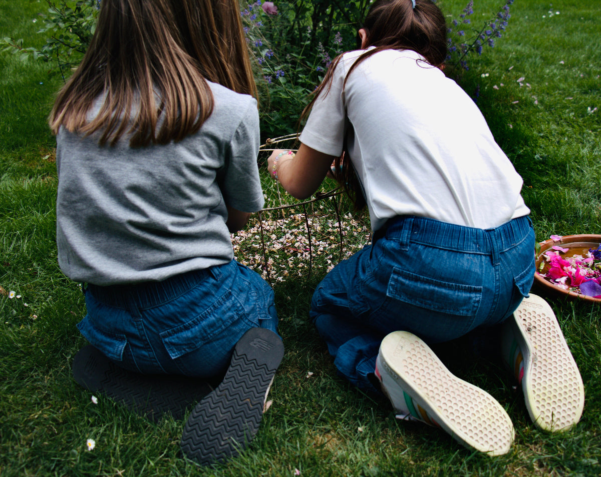 Kinder tragen LOU Cargo Jeans mit T-Shirt - kein freier Rücken Himmelsfaden