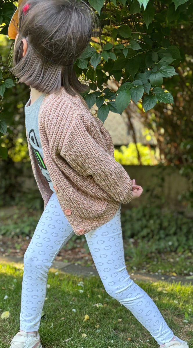 Kind trägt LOKI Cardigan coralle mit Leggings - kompletter Look nachhaltige Kinderkleidung
