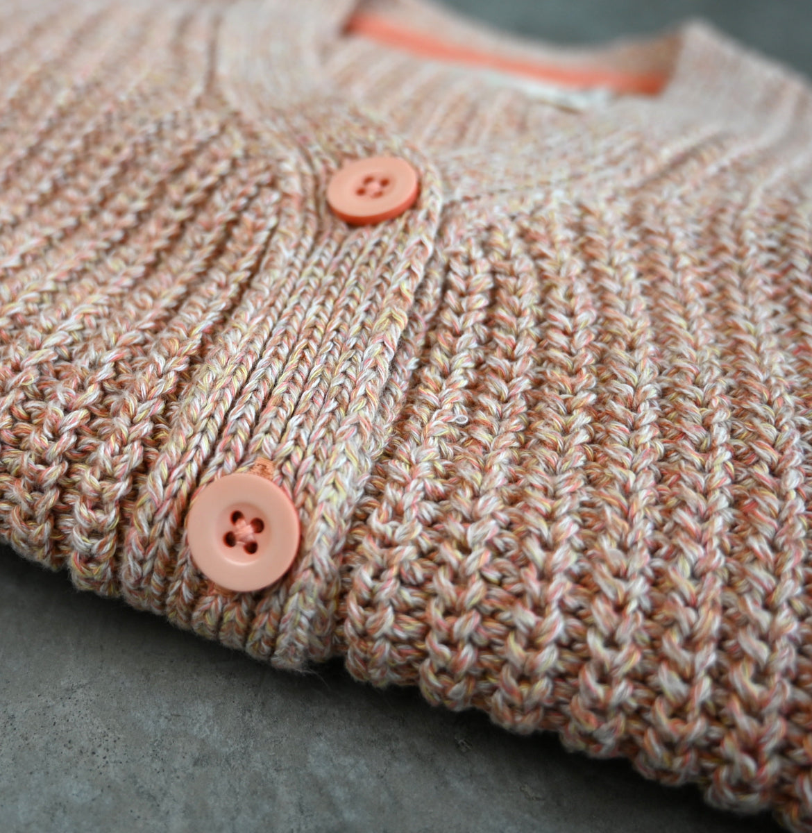 LOKI Cardigan coralle Mouline Detail nachhaltiges Garn