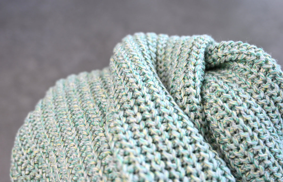 LOKI Cardigan Aqua Nahaufnahme - mehrfarbiges Mouline Garn Oekotex zertifiziert in Grobstrick-Qualität
