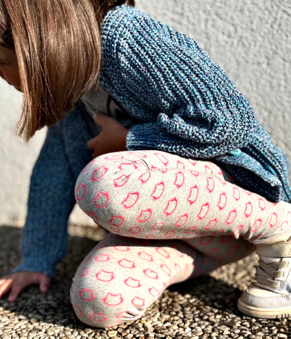 Kind trägt LANI Leggings mit Katzen Neon Print - nachhaltige Kindermode Himmelsfaden
