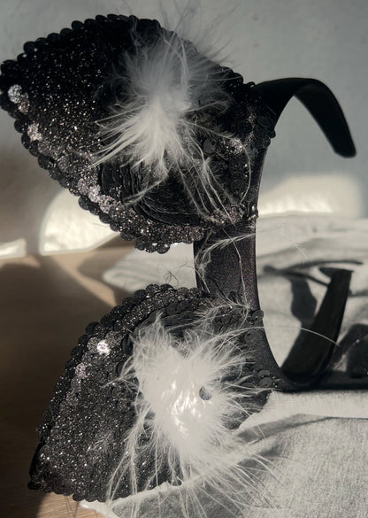 Seitenansicht Katzenohren-Haarreif schwarz mit glänzenden Pailletten Halloween-Detail
