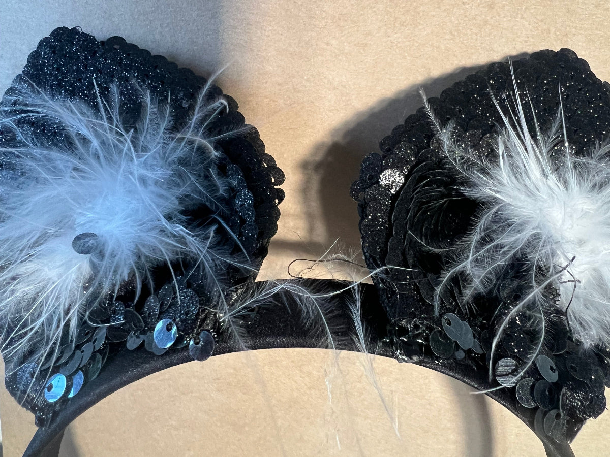 Detailansicht Pailletten-Katzenohren schwarz-glänzend schimmernd Halloween-Haarreif
