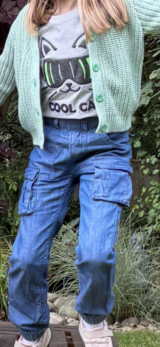 Kinder in LOU Cargo Jeans mit LOKI Cardigan mint und coralle - vielseitige Styling-Kombinationen