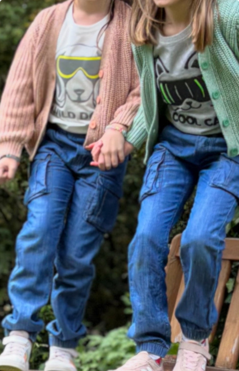 Kinder tragen LOU Cargo Jeans mit LOKI Cardigan und LUNI T-Shirt - perfekte Kombination nachhaltige Kinderkleidung