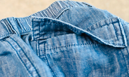 LOU Cargo Jeans Naht Detail - sorgfältige Verarbeitung - fixierte Klappentasche - nachhaltige Kinderkleidung